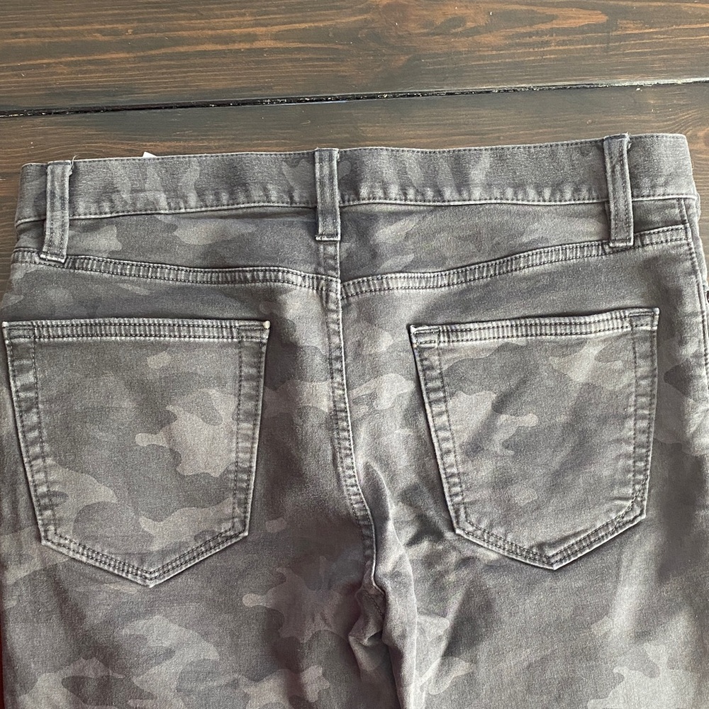 Banana Republic Traveler 32 x 32 Dark Gray Camo Pants EUC - Picture 3 of 3